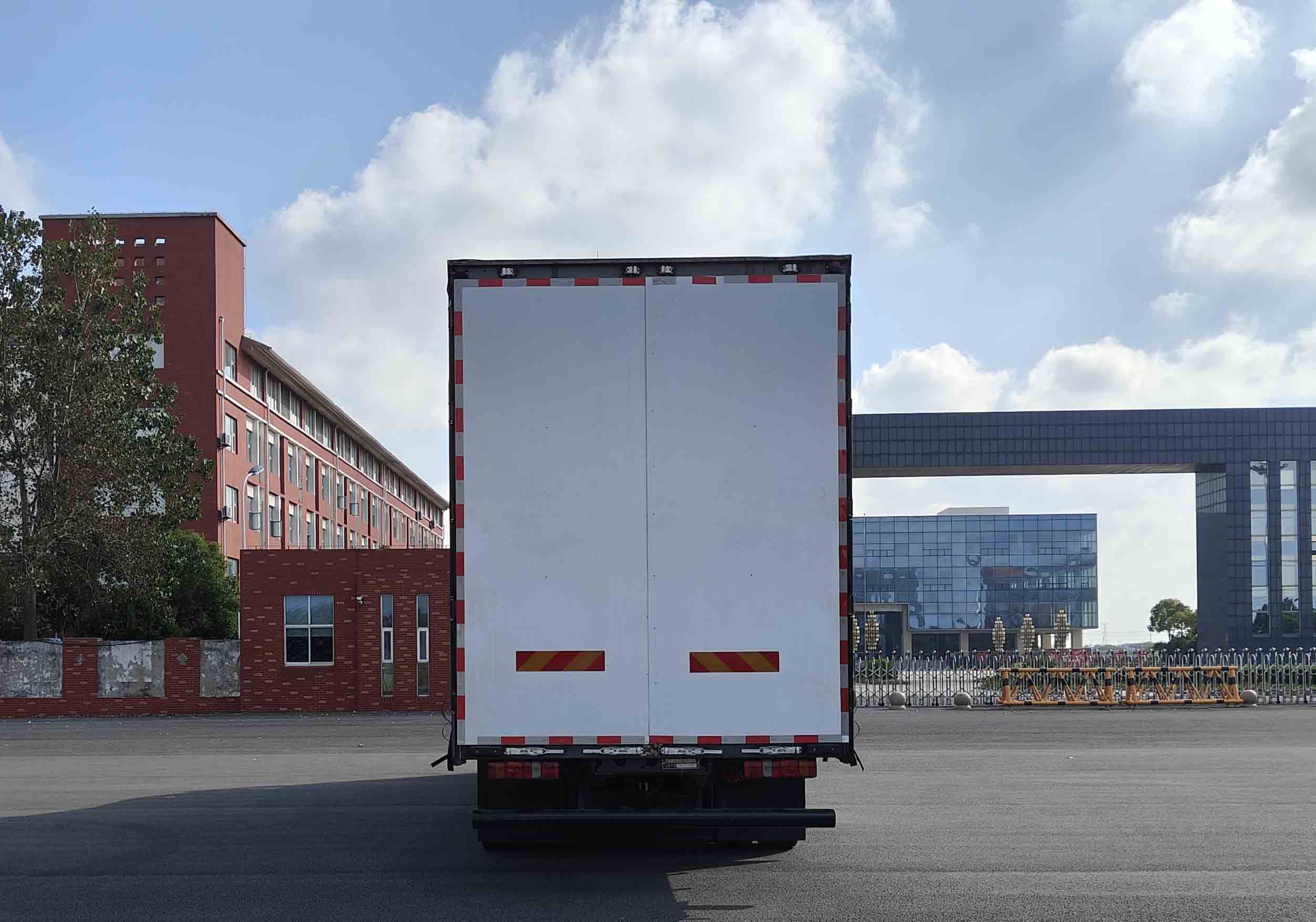 汕德卡牌ZZ5256XXYV604HF1-1廂式運輸車公告圖片