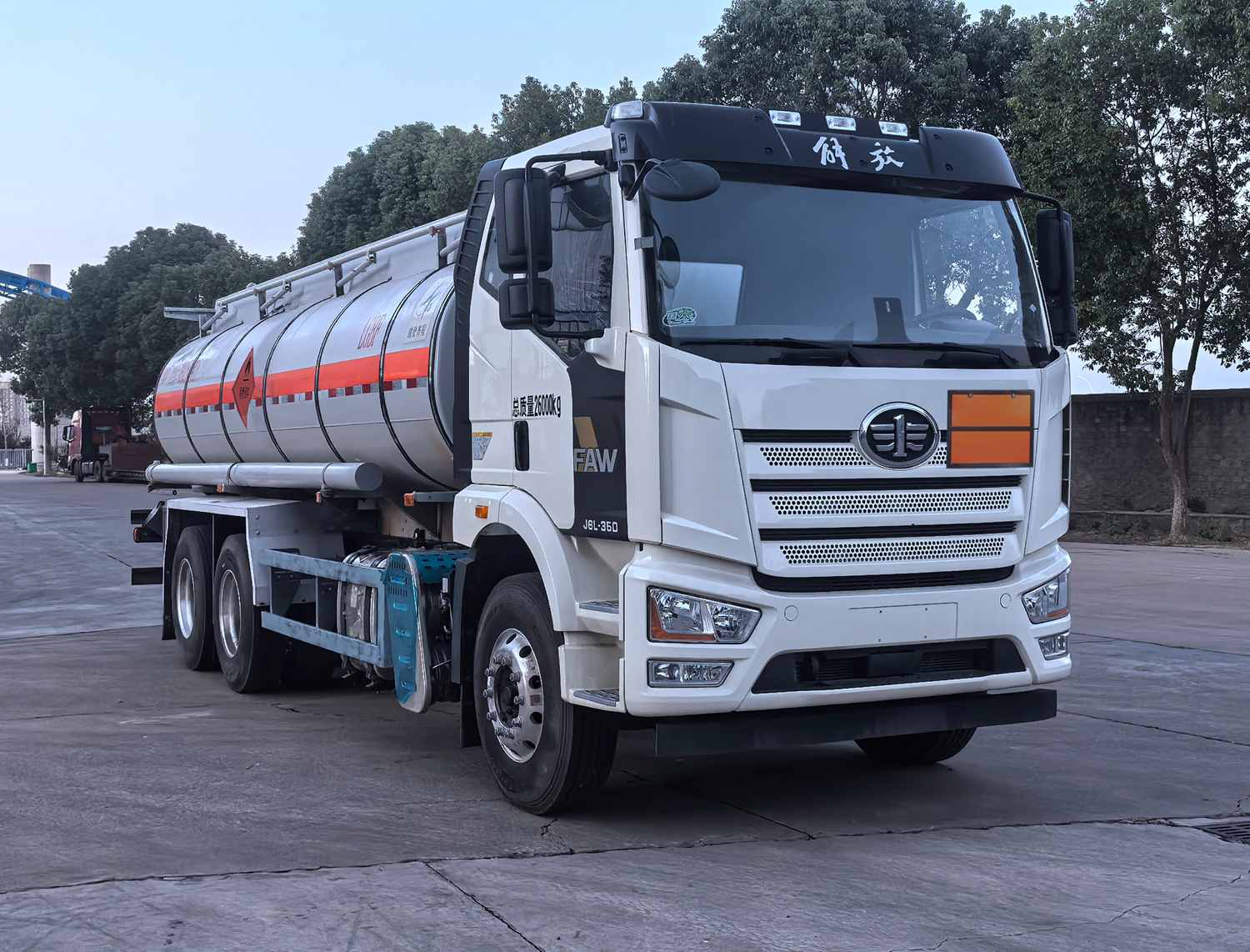 QXC5260GRYC6A型易燃液體罐式運輸車圖片