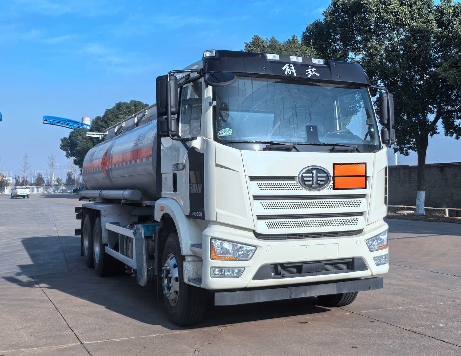 QXC5260GRYC6型易燃液體罐式運輸車圖片