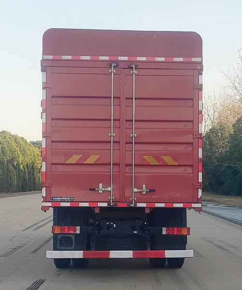 東風(fēng)牌DFH5260CCYE1倉(cāng)柵式運(yùn)輸車公告圖片