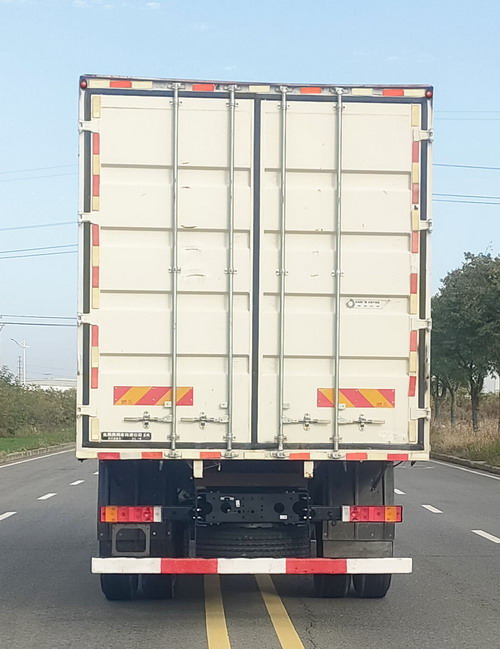 東風(fēng)牌DFH5260XXYE1廂式運輸車公告圖片