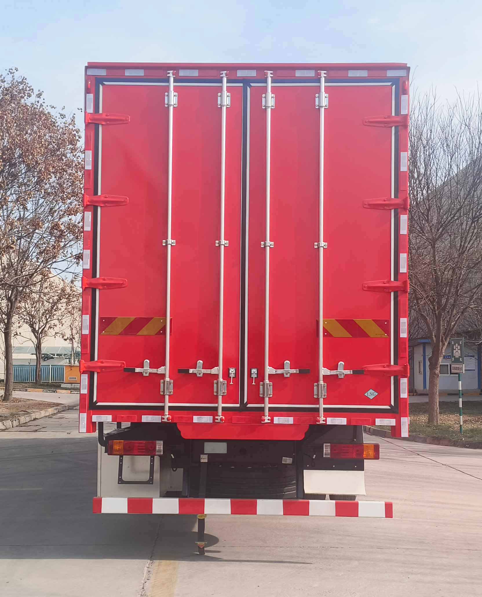 陜汽牌SX5189XXYLB721THQ1-V廂式運(yùn)輸車公告圖片