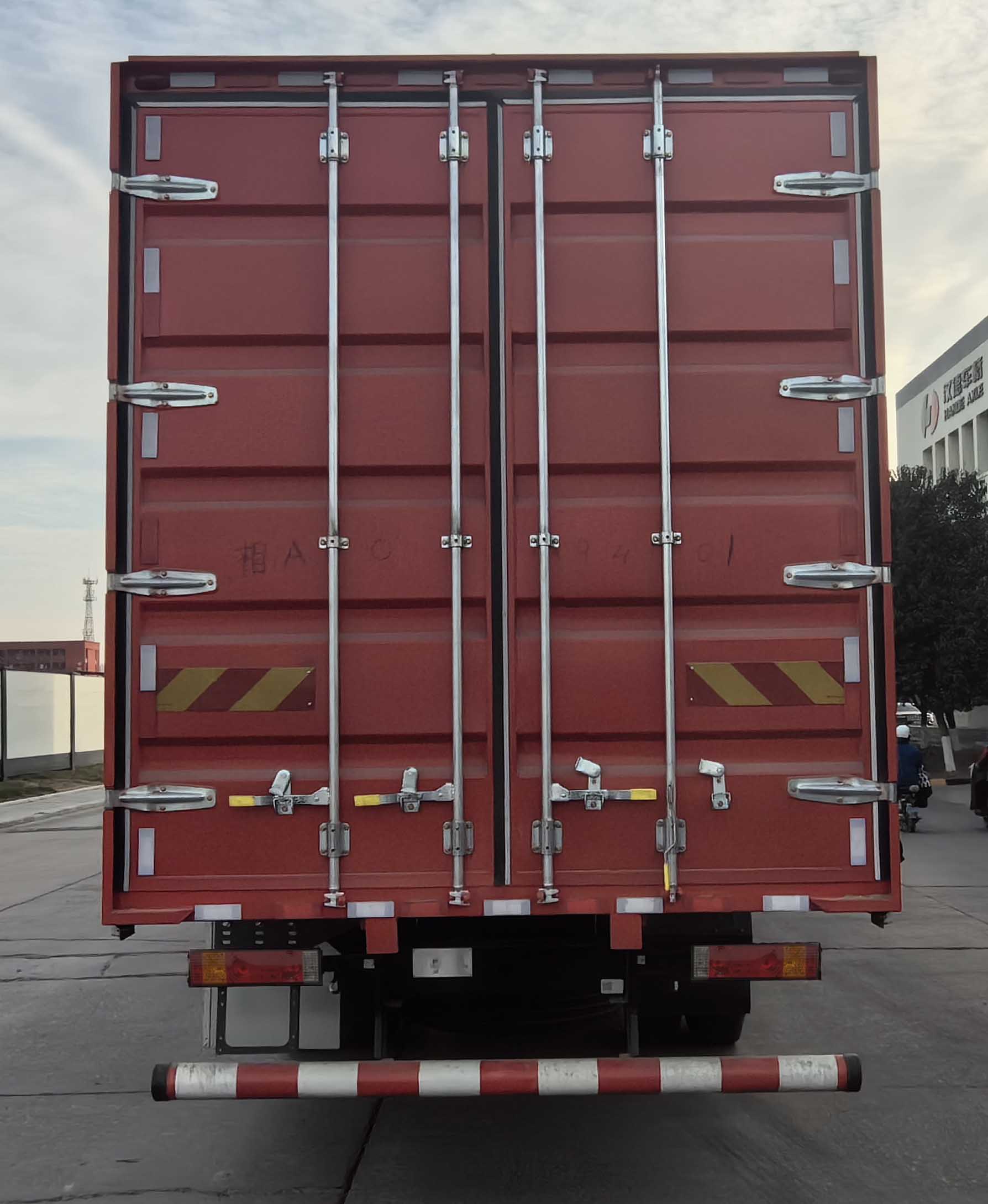 陜汽牌SX5189XXYLA721Q2-V廂式運(yùn)輸車(chē)公告圖片