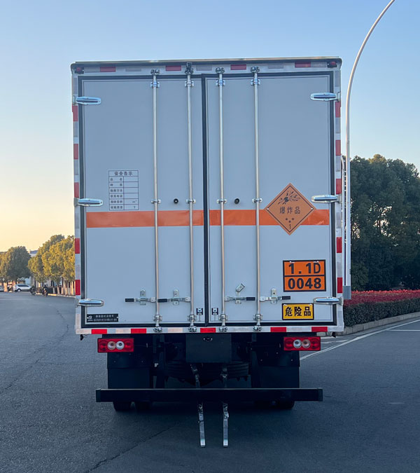 專威牌HTW5120XQYBJ6爆破器材運(yùn)輸車公告圖片