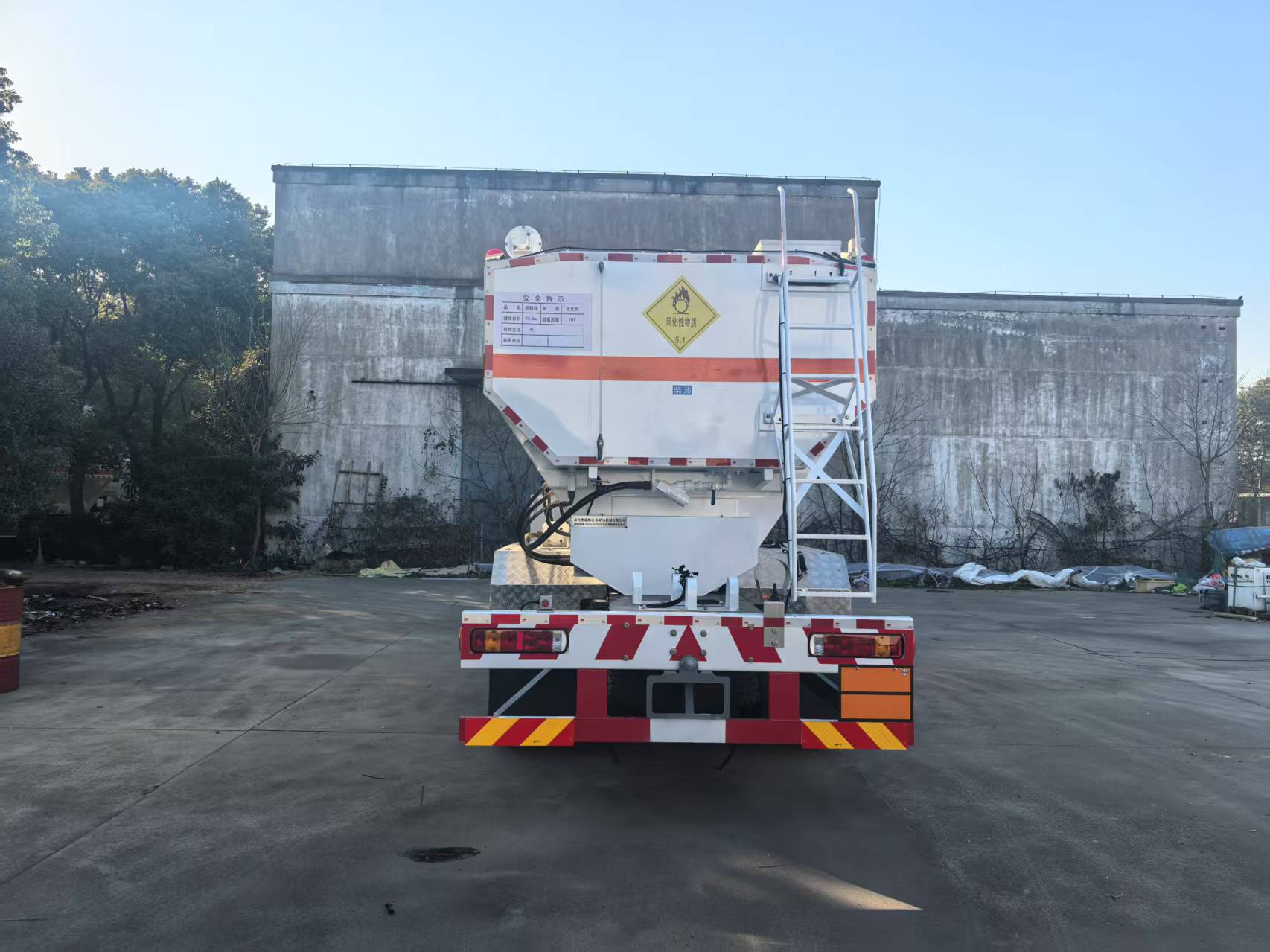 澳瑞凱牌BBQ5320THAC現(xiàn)場混裝銨油炸藥車公告圖片