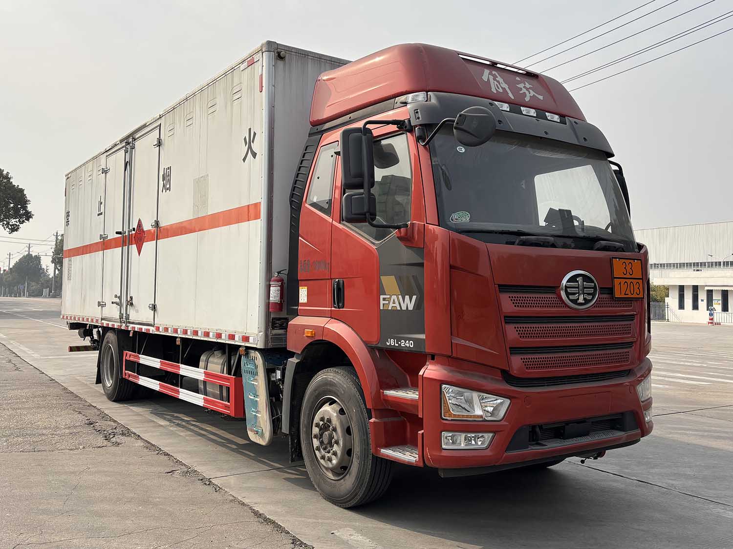 專威牌HTW5180XRYCA6易燃液體廂式運輸車