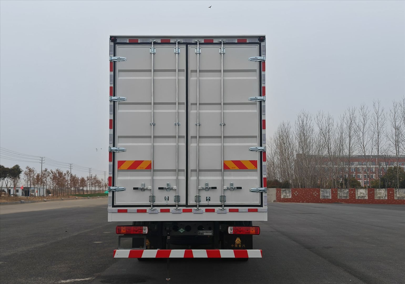 汕德卡牌ZZ5186XXYN711GF1C廂式貨車公告圖片