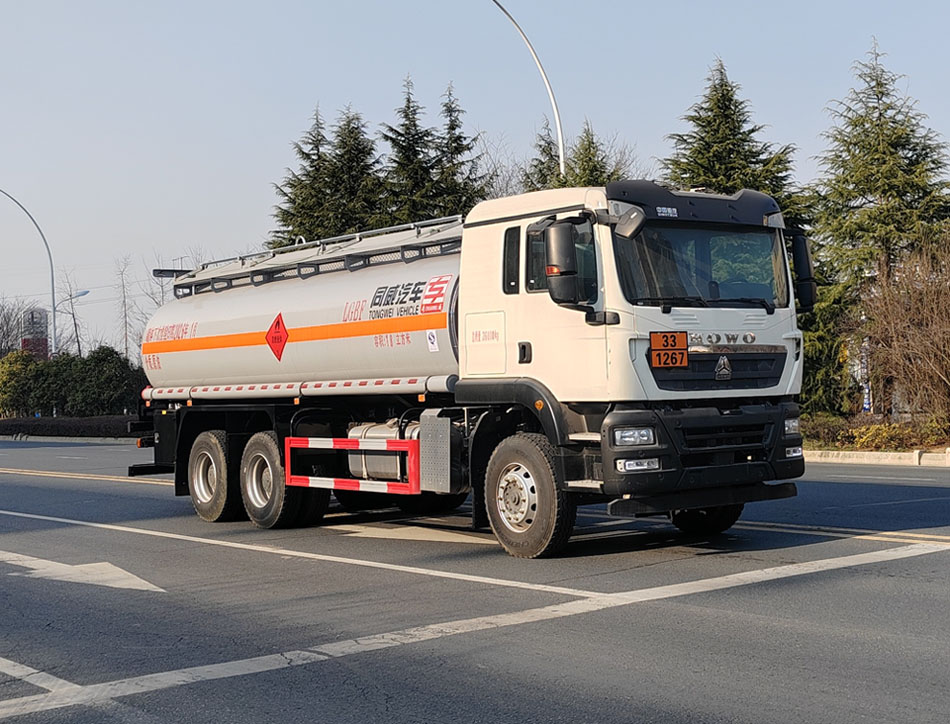 專(zhuān)威牌HTW5267GRYZZY6易燃液體罐式運(yùn)輸車(chē)