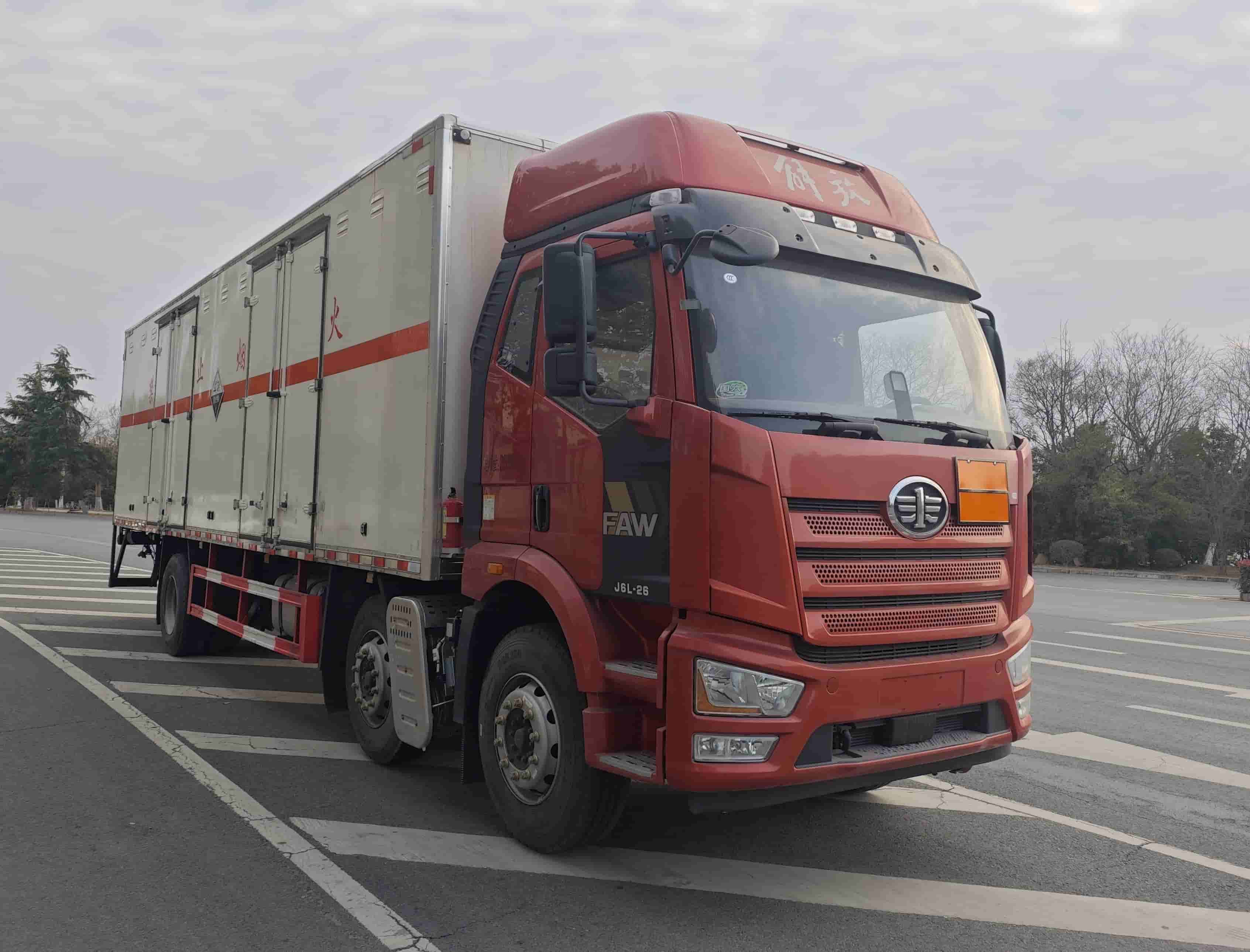 程力威牌CLW5261XFWCDP腐蝕性物品廂式運輸車