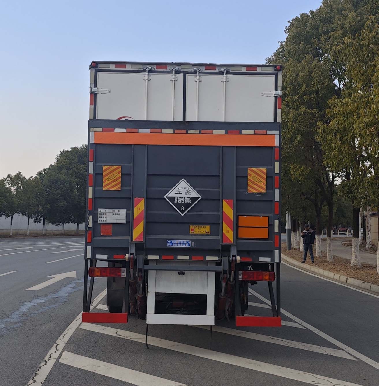 程力威牌CLW5261XFWCDP腐蝕性物品廂式運(yùn)輸車公告圖片