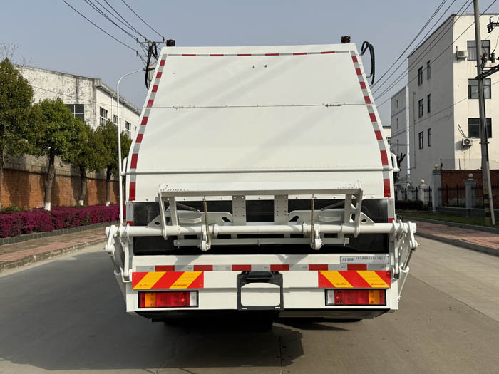 傳旗重科牌CQH5250ZYS6DF壓縮式垃圾車公告圖片