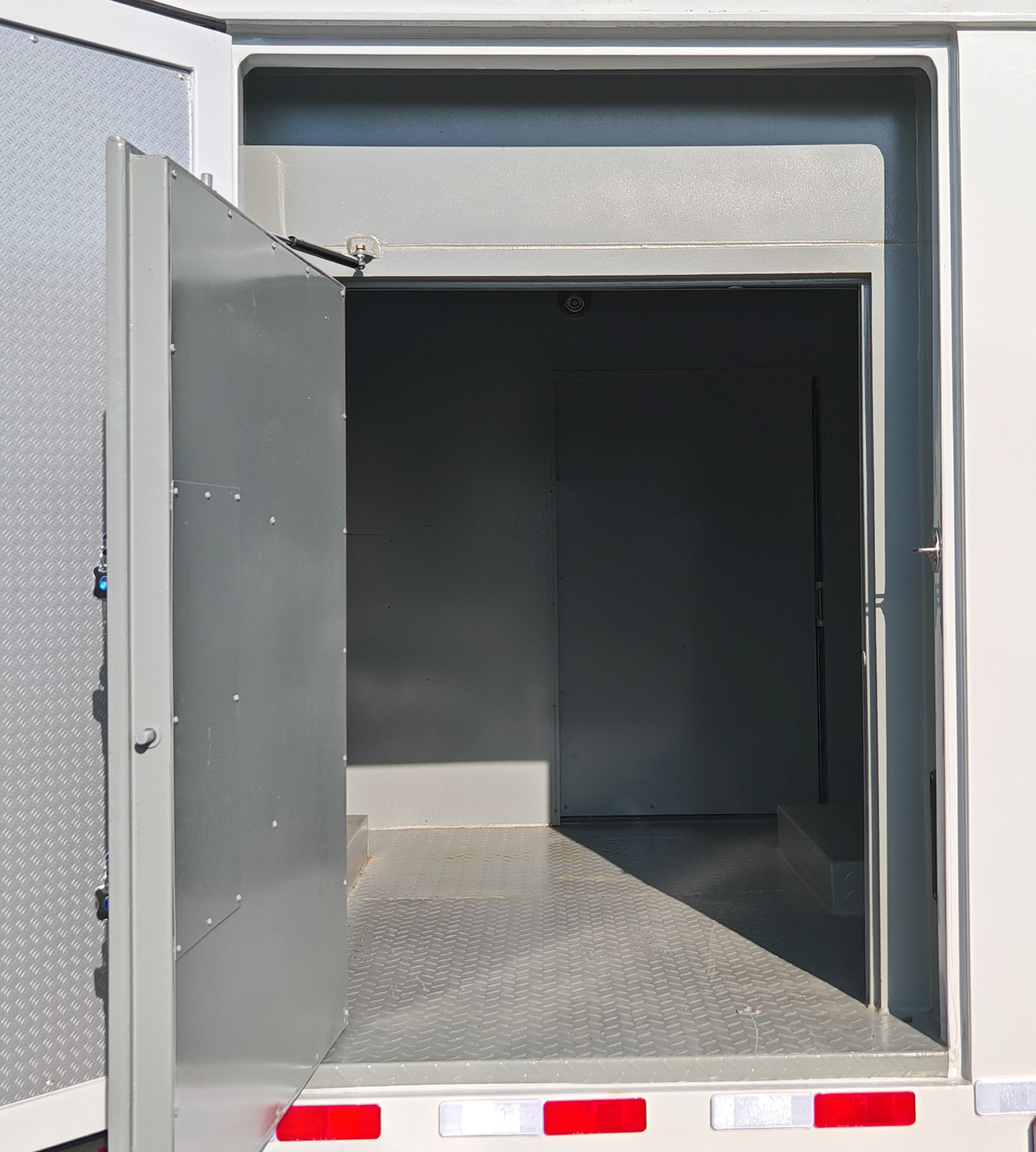 迪馬牌DMT5048XYCEV3-AM純電動(dòng)運(yùn)鈔車公告圖片