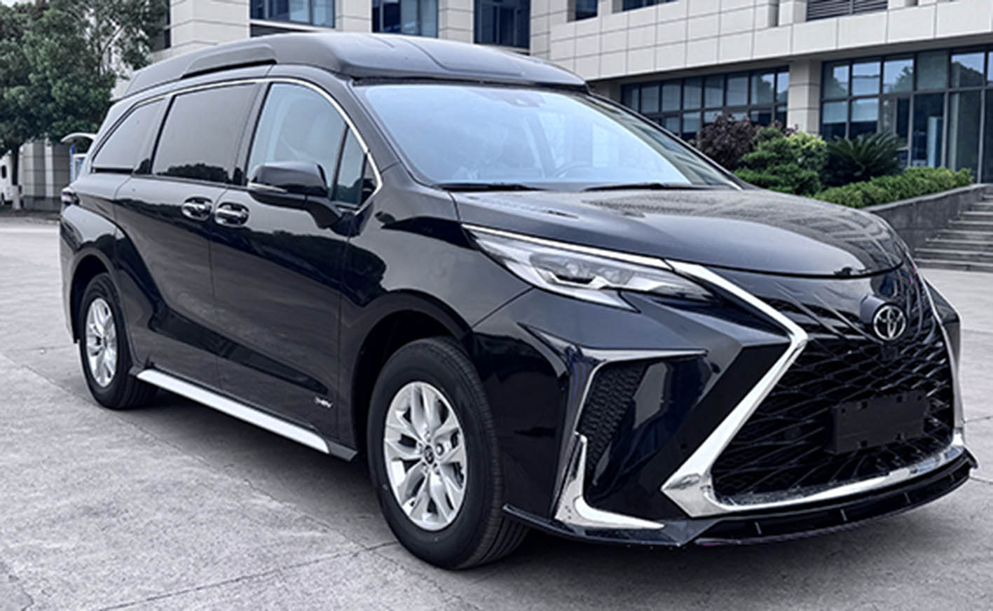 蘭馳牌SSC5030XSWHEV混合動力商務(wù)車公告圖片