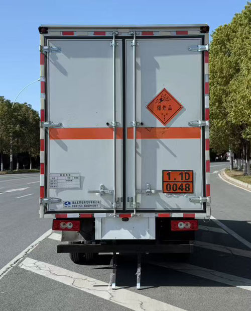 華通牌HCQ5041XQYBJ6-AA1爆破器材運(yùn)輸車(chē)公告圖片