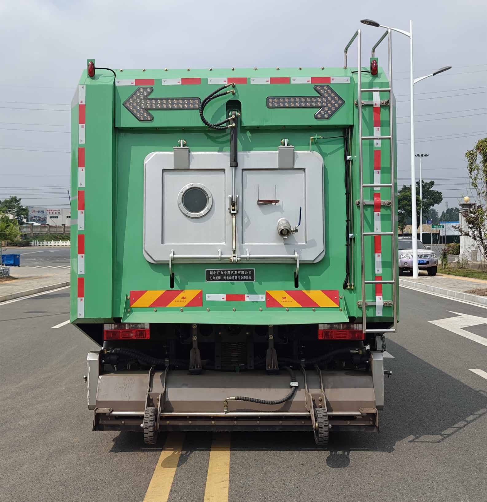 匯力威牌VVV5180TWQBEV純電動(dòng)道路污染清除車公告圖片