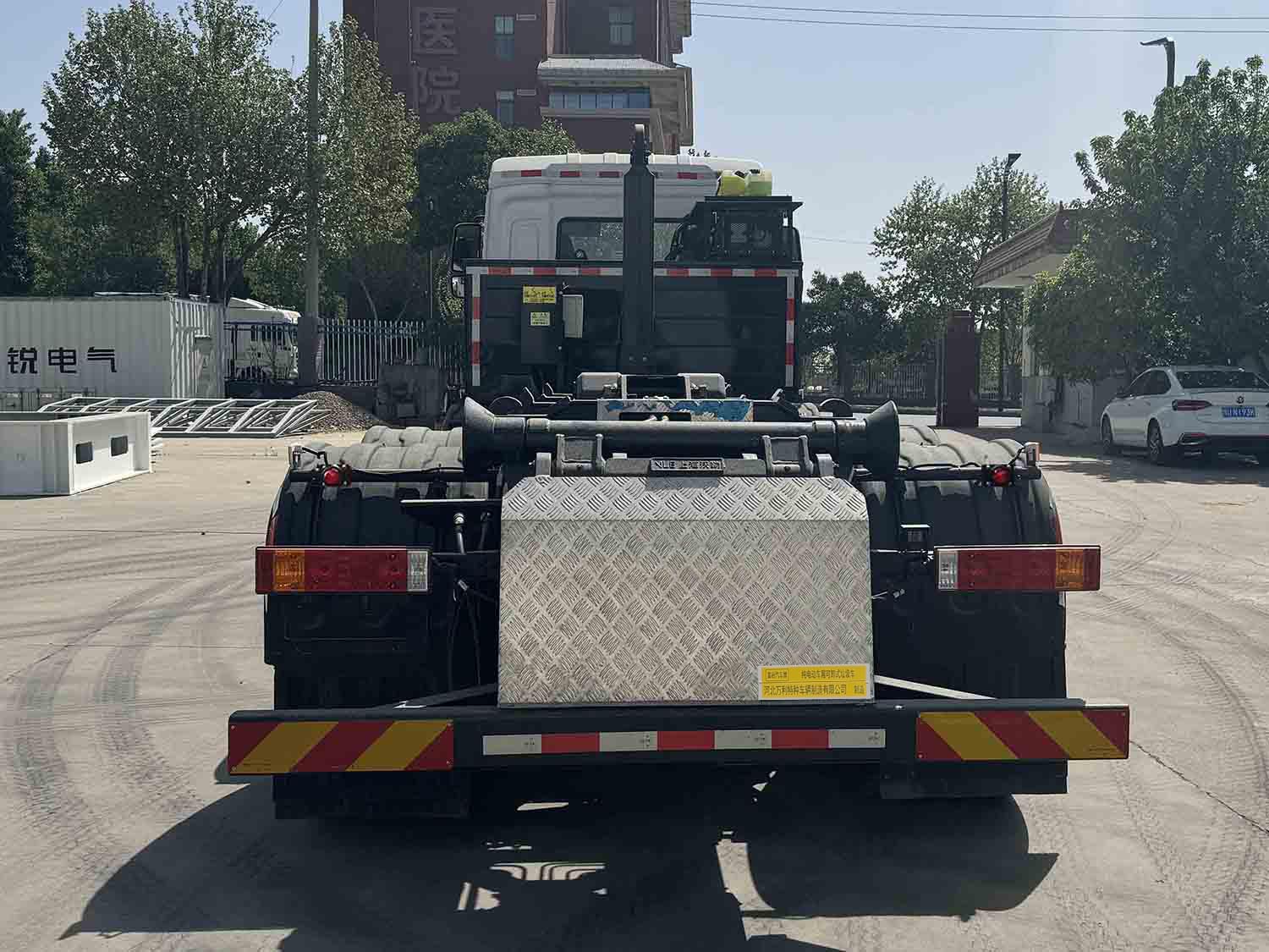 富巖汽車牌HWL5310ZXXBEV純電動(dòng)車廂可卸式垃圾車公告圖片