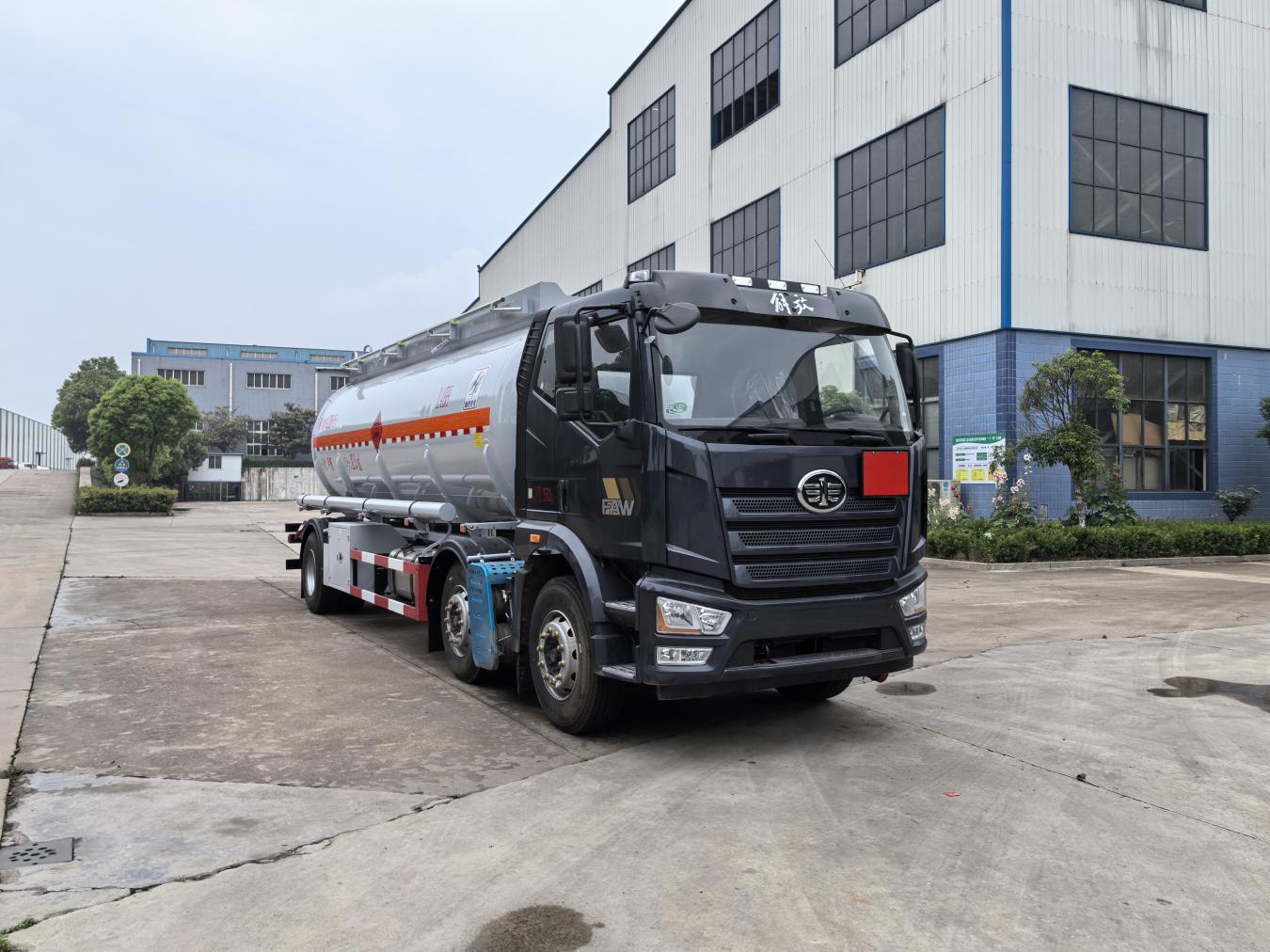 QXC5263GRYC6A型易燃液體罐式運(yùn)輸車(chē)圖片