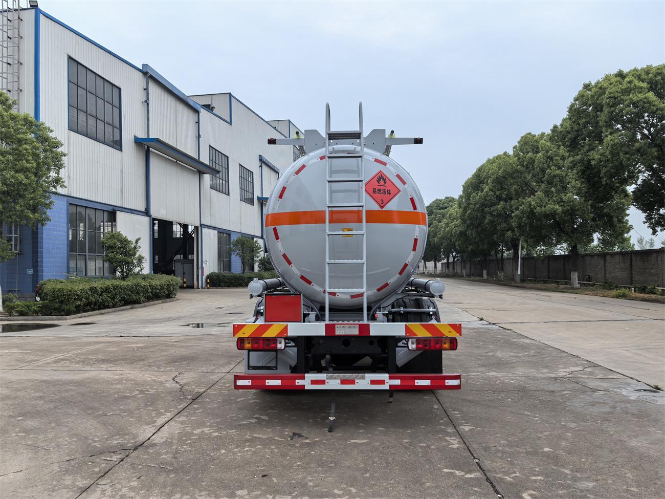 齊星牌QXC5263GRYC6A易燃液體罐式運(yùn)輸車公告圖片