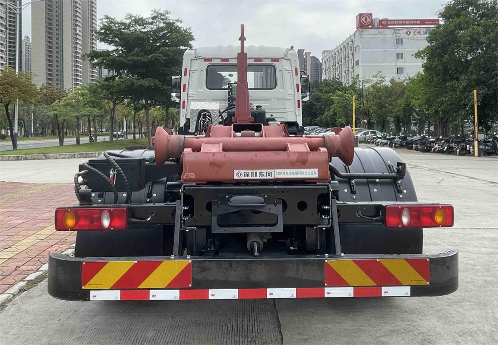 東風(fēng)牌EQ5181ZXXSBEV純電動(dòng)車廂可卸式垃圾車公告圖片