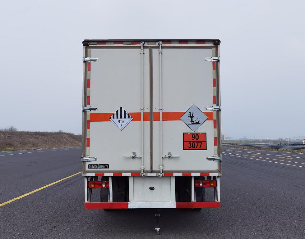 東風(fēng)牌DFV5121XZW6D雜項危險物品廂式運輸車公告圖片