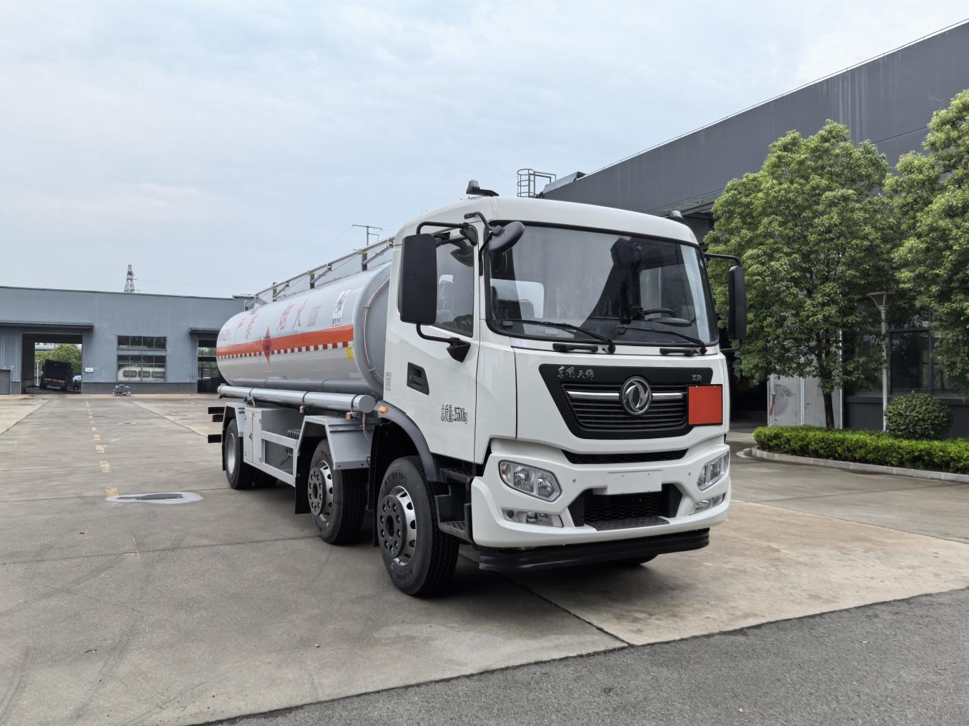 QXC5263GRYD6A型易燃液體罐式運(yùn)輸車(chē)圖片