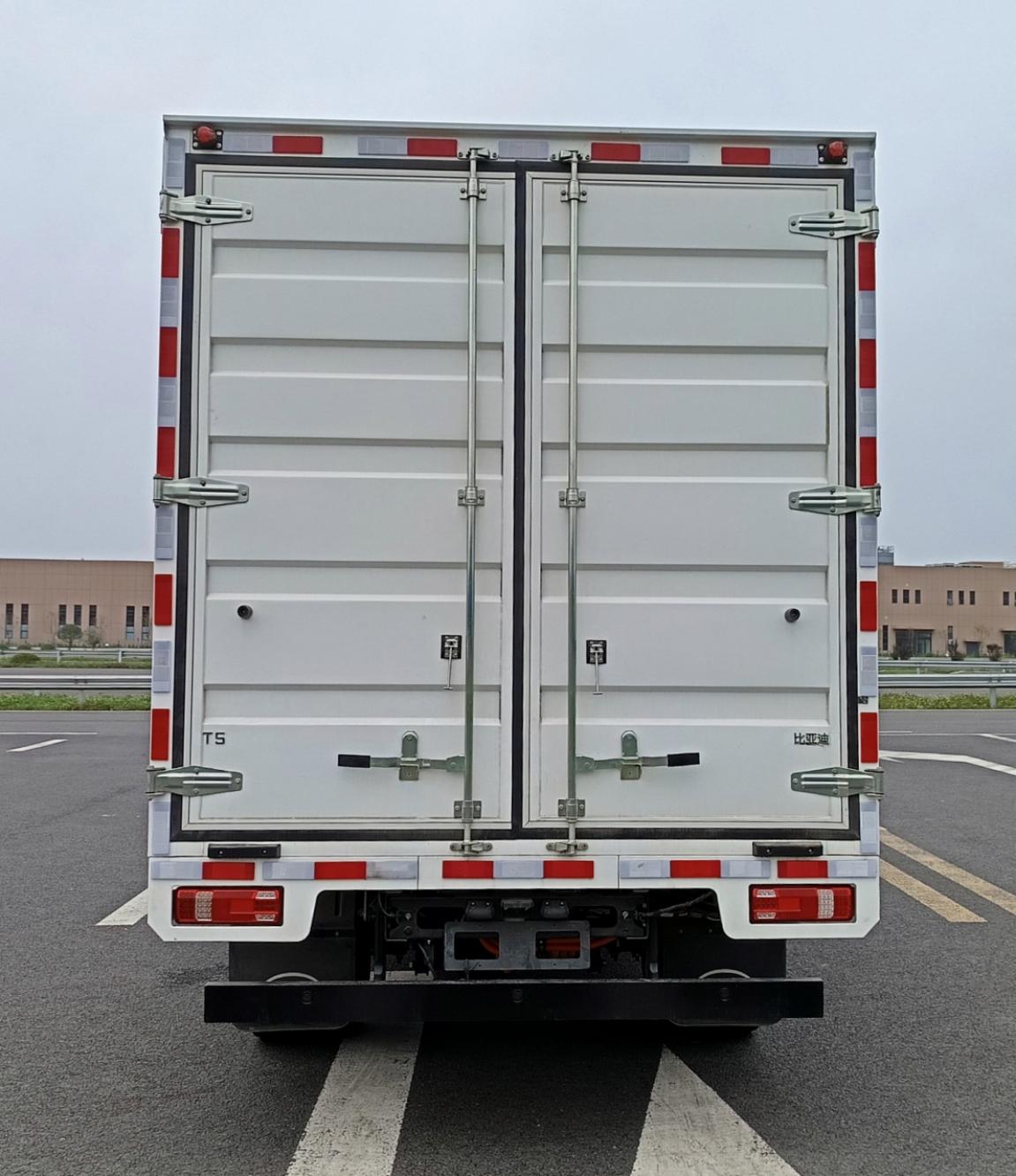 比亞迪牌BYD5060XXYBEV2純電動廂式貨車公告圖片