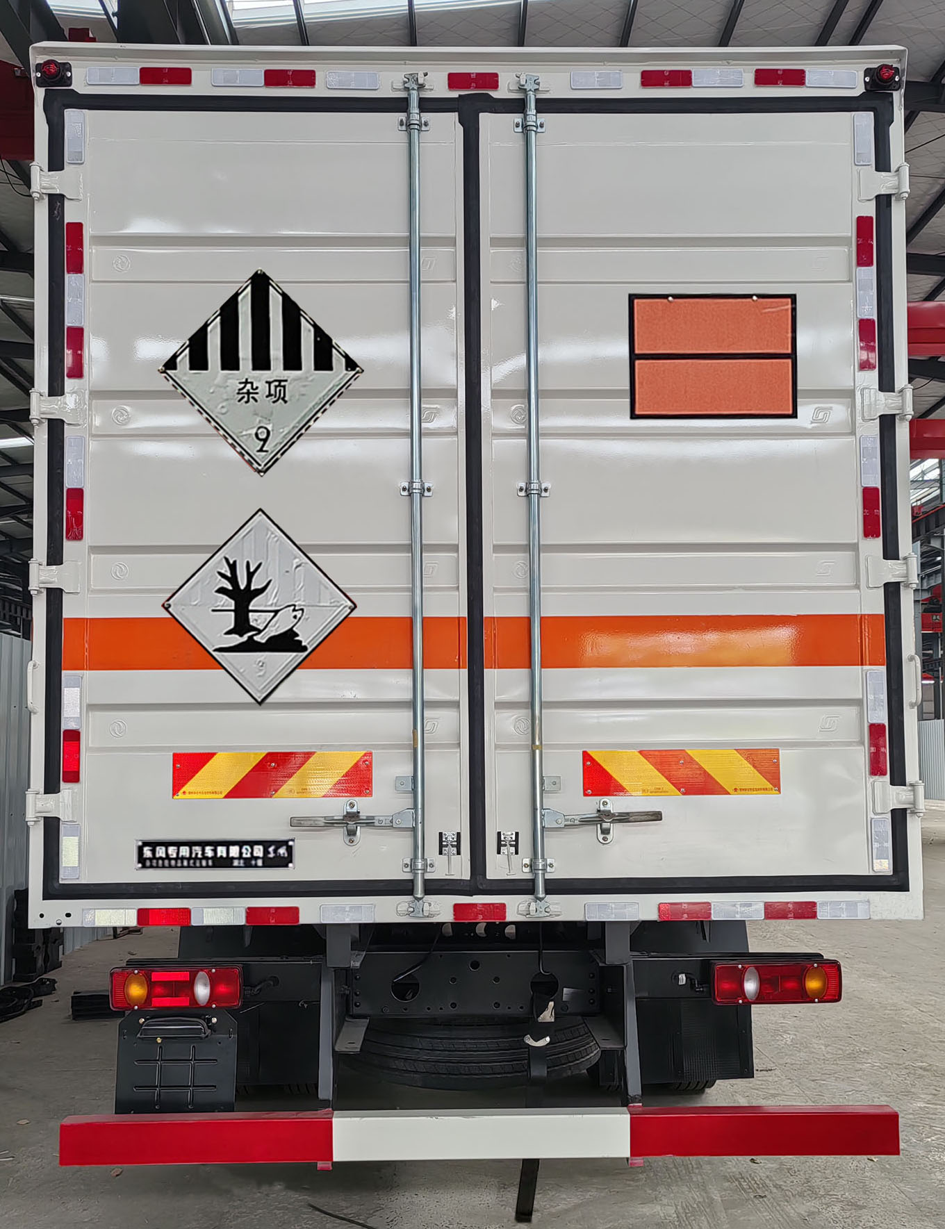 東風(fēng)牌DFC5183XZWDFV6雜項危險物品廂式運(yùn)輸車公告圖片