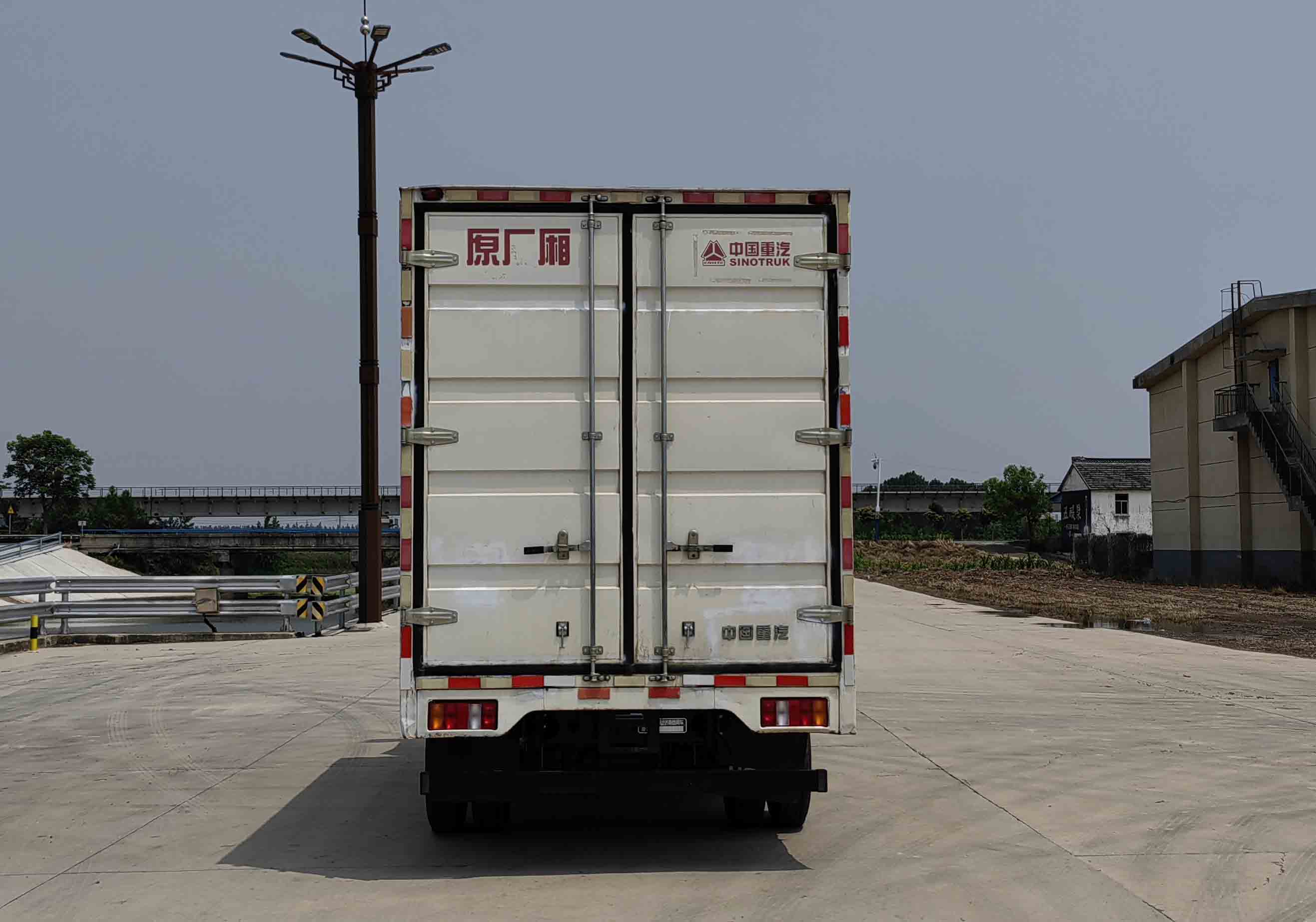 豪沃牌ZZ5047XXYK3615Z145SBEVF1換電式純電動廂式貨車公告圖片