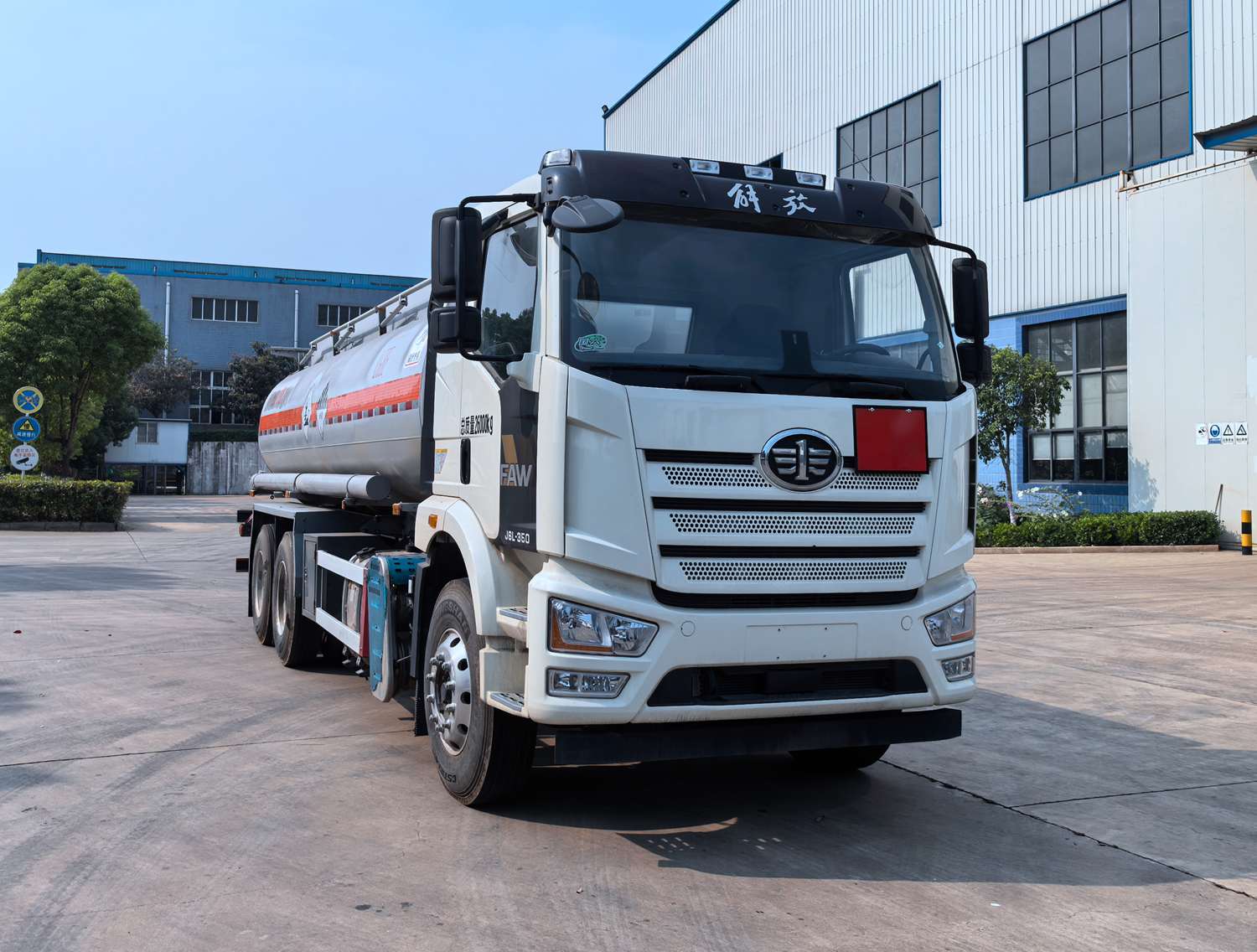 QXC5260GZWC6型雜項危險物品罐式運輸車圖片