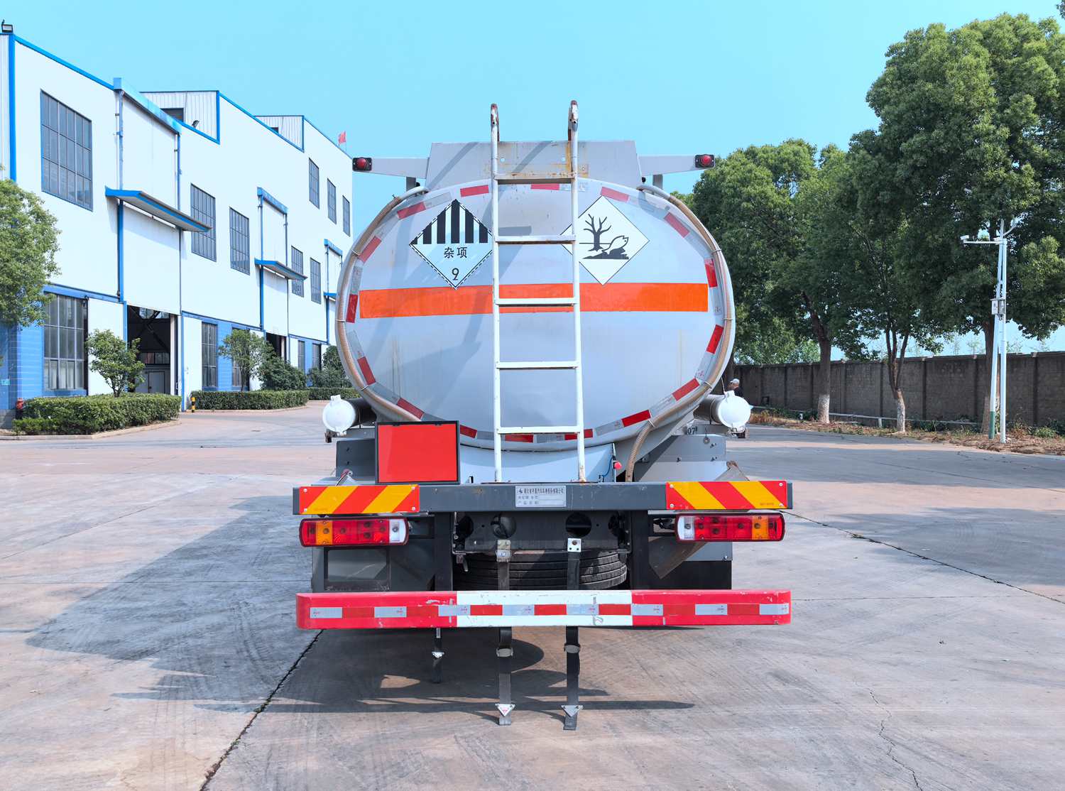 齊星牌QXC5260GZWC6雜項(xiàng)危險(xiǎn)物品罐式運(yùn)輸車公告圖片