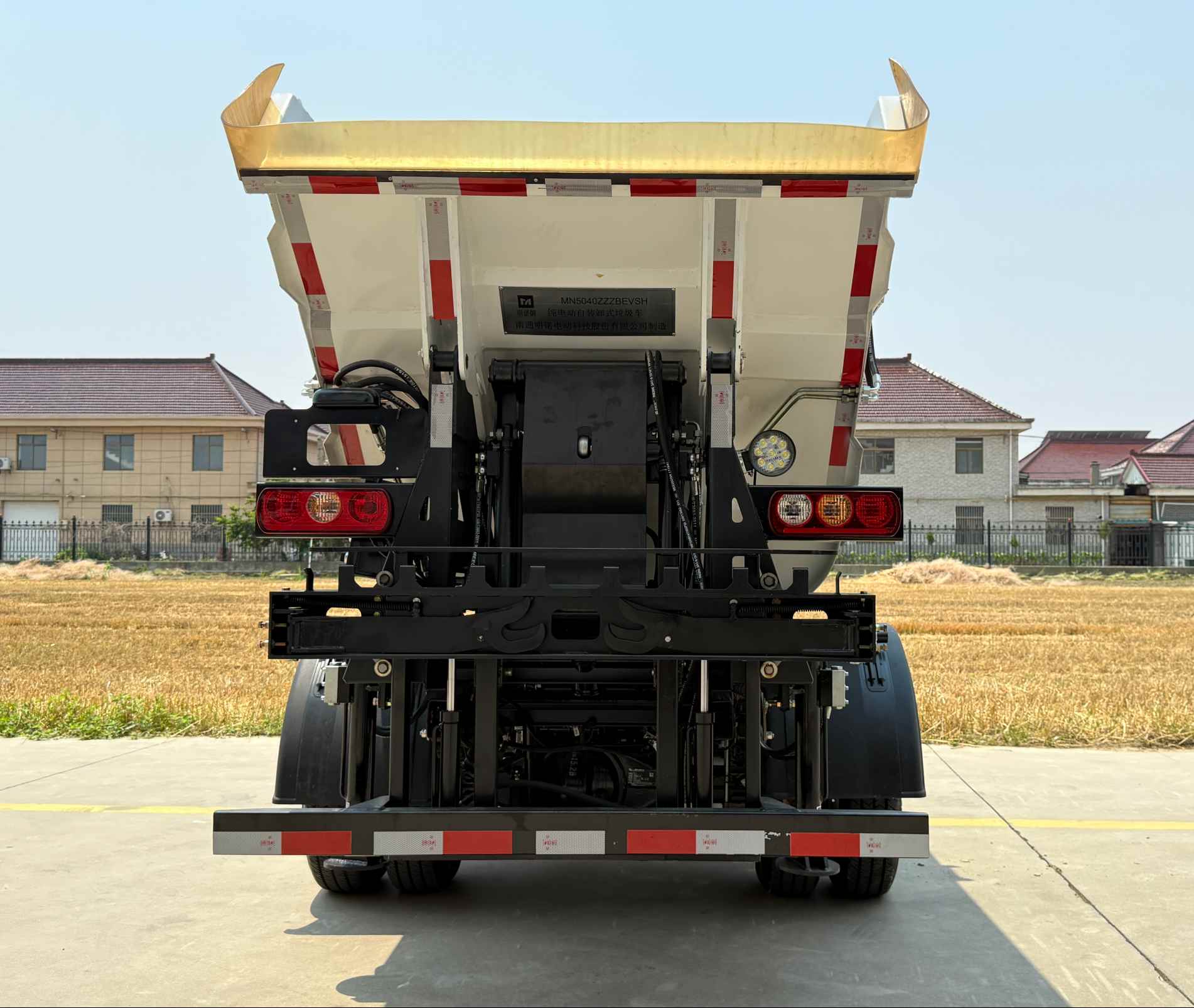 明諾牌MN5040ZZZBEVSH純電動自裝卸式垃圾車公告圖片