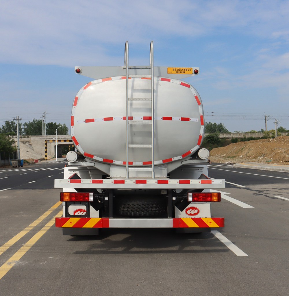 中汽力威牌HLW5180GPGSX6普通液體運(yùn)輸車公告圖片