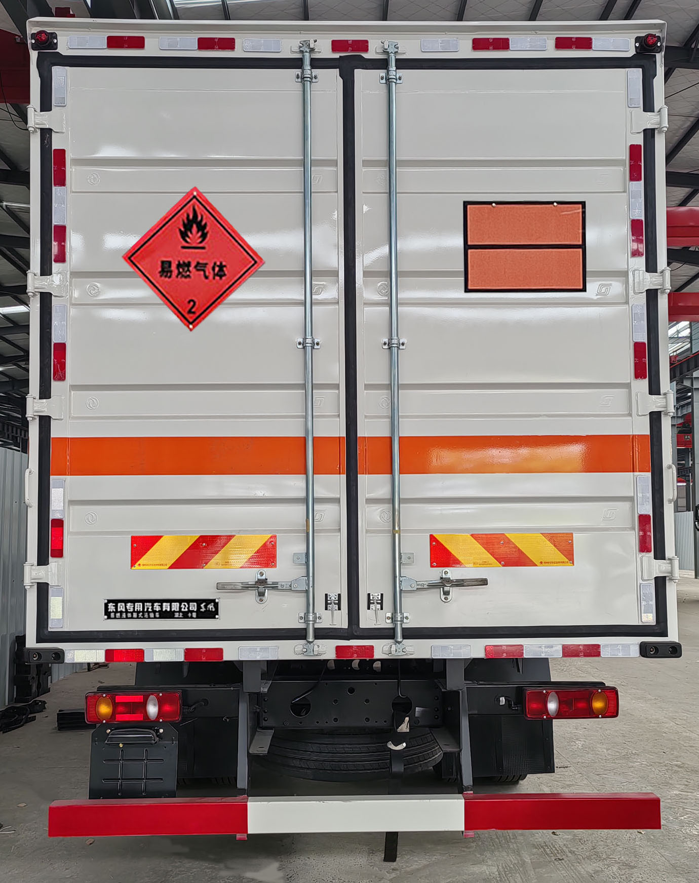 東風(fēng)牌DFC5263XRQDFV6易燃?xì)怏w廂式運(yùn)輸車(chē)公告圖片