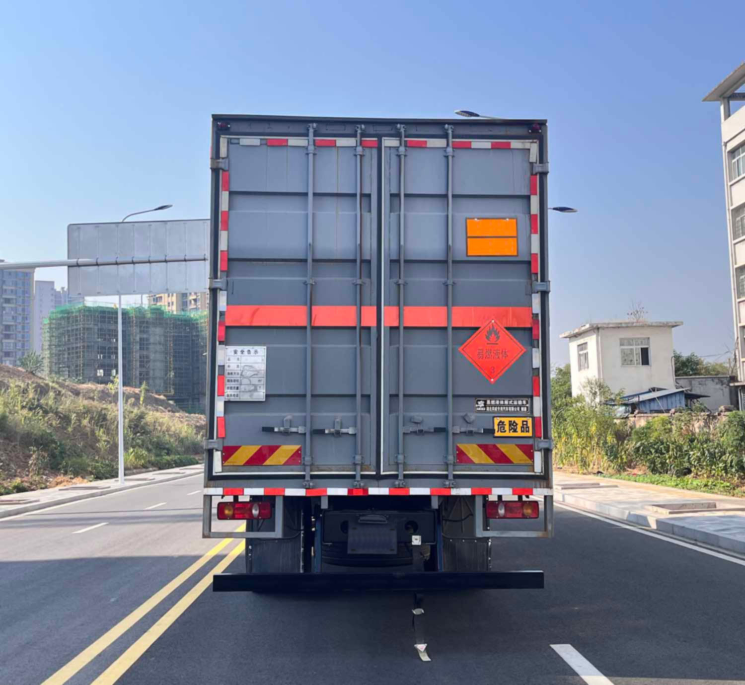 專威牌HTW5263XRYDFV6易燃液體廂式運輸車公告圖片