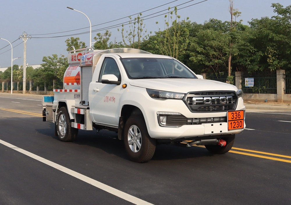 中汽力威牌HLW5041GRYBJ6易燃液體罐式運(yùn)輸車公告圖片