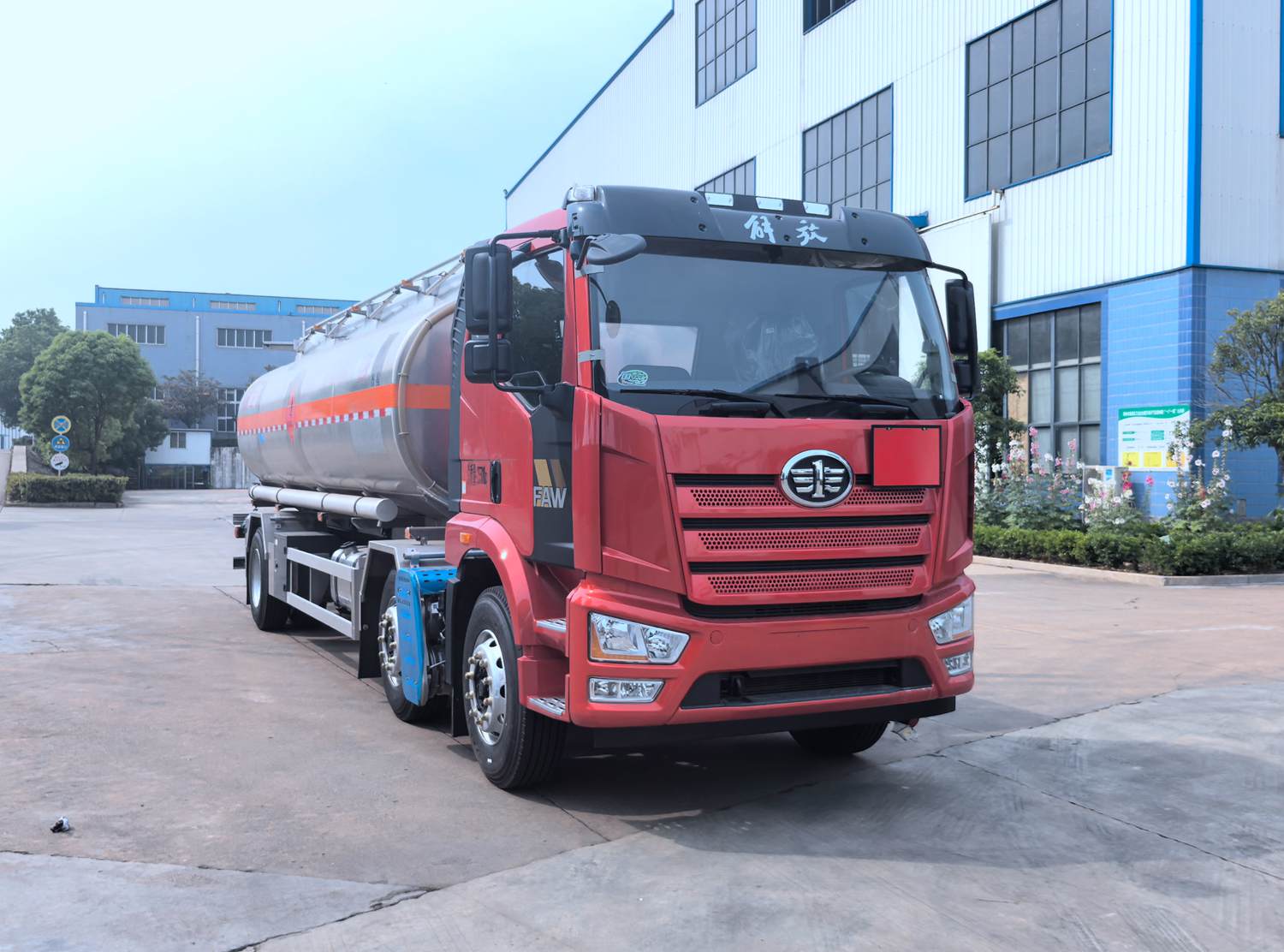 QXC5263GRYC6B型易燃液體罐式運(yùn)輸車(chē)圖片