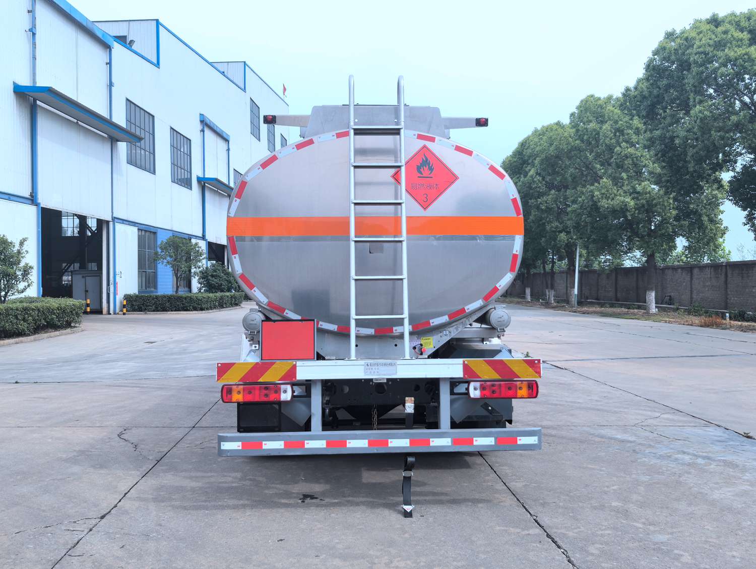 齊星牌QXC5263GRYC6B易燃液體罐式運(yùn)輸車公告圖片