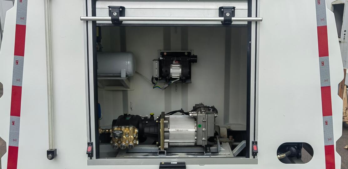 創(chuàng)維牌NJL5040TYHBJ1EV純電動(dòng)路面養(yǎng)護(hù)車公告圖片