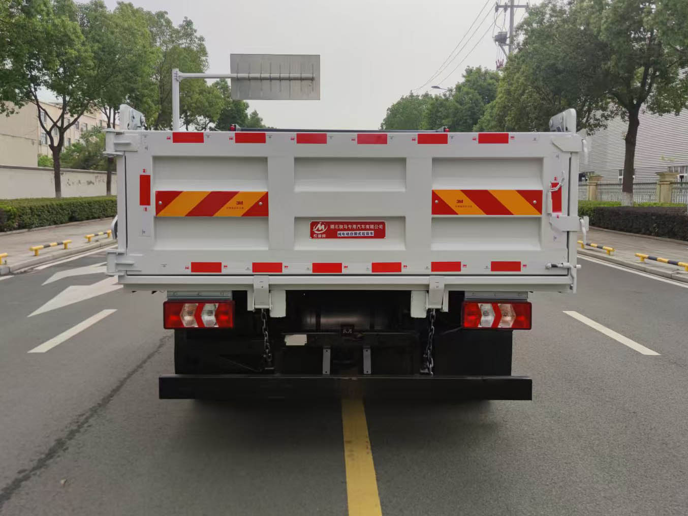 權(quán)駿牌JJJ5120ZLJSXBEV純電動(dòng)自卸式垃圾車公告圖片