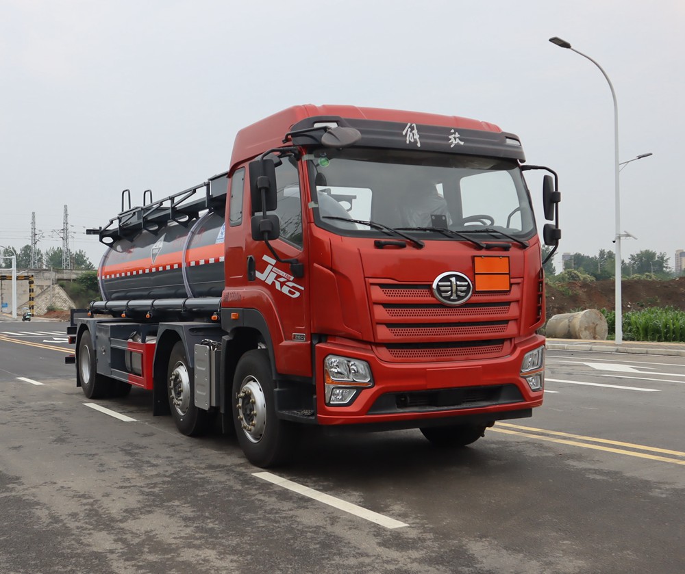 中汽力威牌HLW5266GFWCA6腐蝕性物品罐式運(yùn)輸車公告圖片