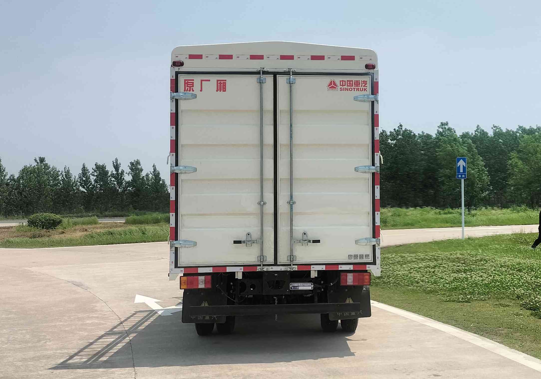 豪沃牌ZZ5047CCYF3315F145倉(cāng)柵式運(yùn)輸車公告圖片