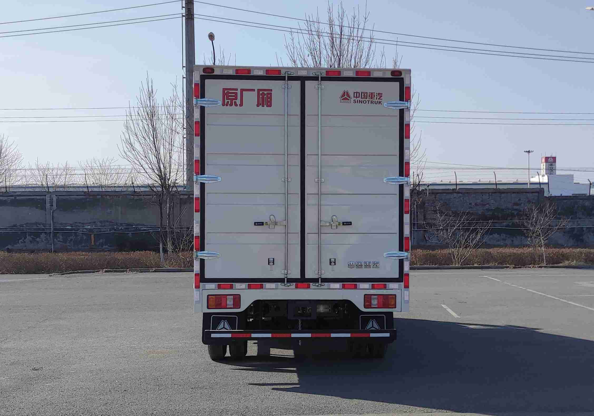 豪沃牌ZZ5047XXYG3315F144廂式運(yùn)輸車公告圖片