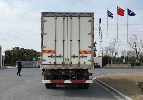 汕德卡牌ZZ5186XXYN501GF1CL廂式運(yùn)輸車公告圖片