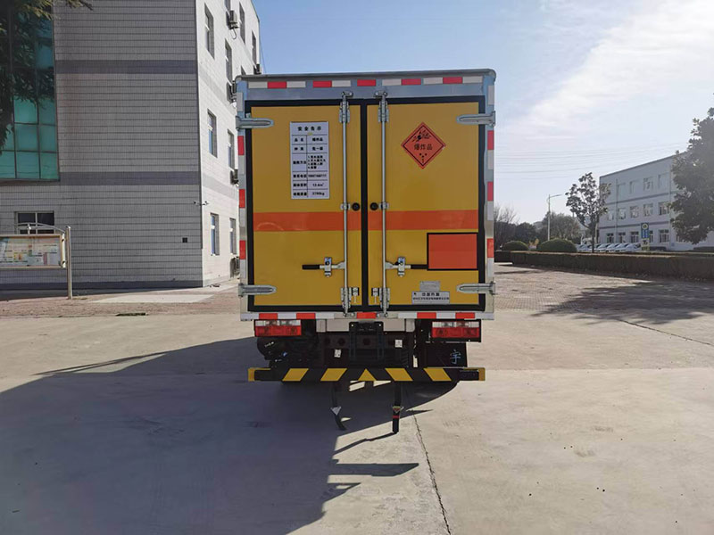 紅宇牌HYJ5070XQY-EQ爆破器材運(yùn)輸車公告圖片