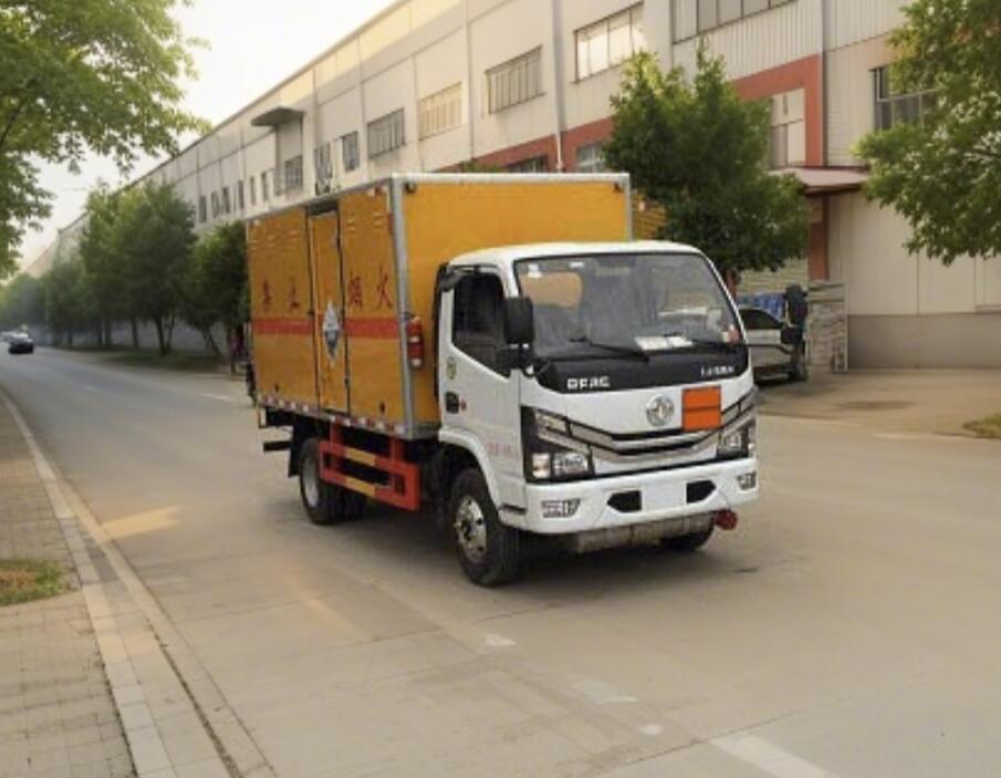 程力威牌CLW5040XFWE6腐蝕性物品廂式運(yùn)輸車