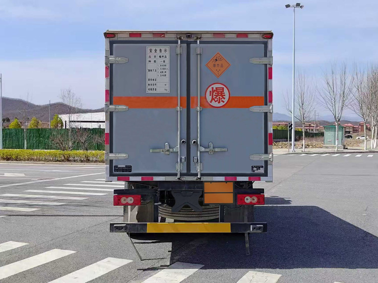 新飛牌XKC5120XQY6B爆破器材運(yùn)輸車(chē)公告圖片