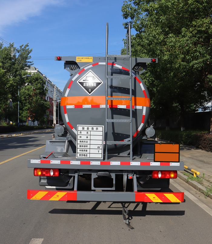 中汽力威牌HLW5181GFWDF6腐蝕性物品罐式運(yùn)輸車公告圖片