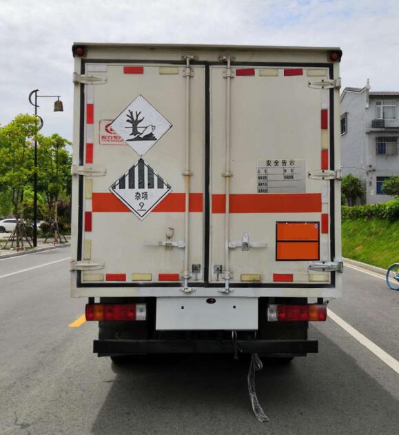 程力威牌CLW5040XZWC6雜項(xiàng)危險(xiǎn)物品廂式運(yùn)輸車(chē)公告圖片
