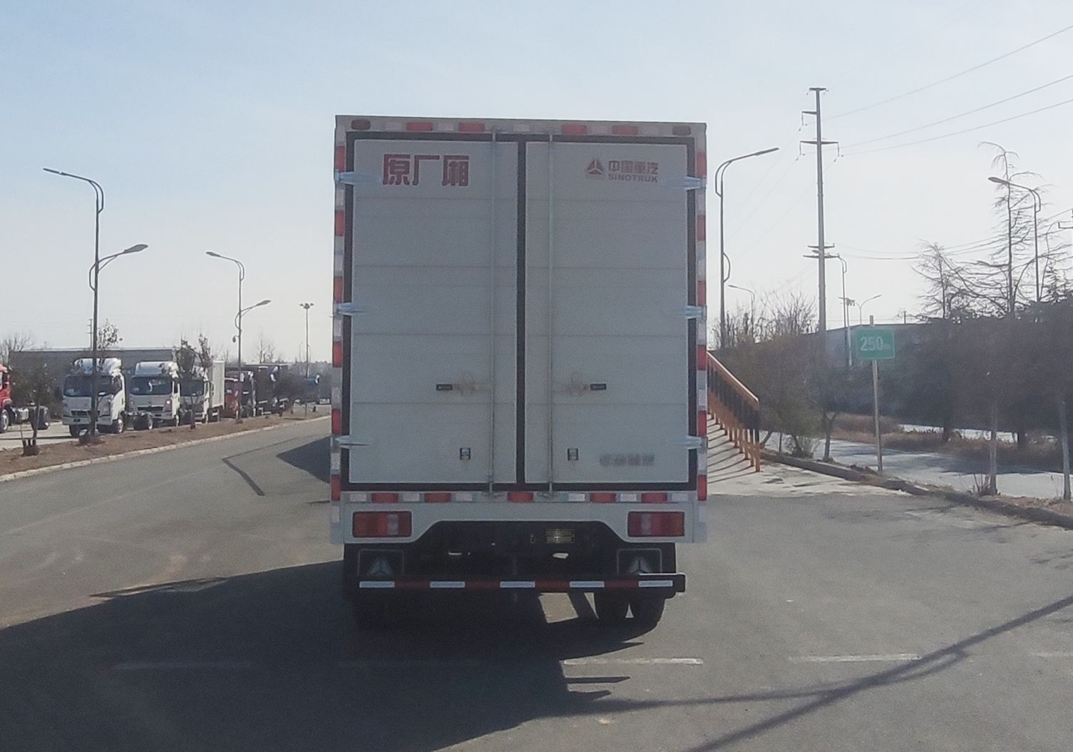 豪沃牌ZZ5047XXYF3215F145廂式運(yùn)輸車公告圖片