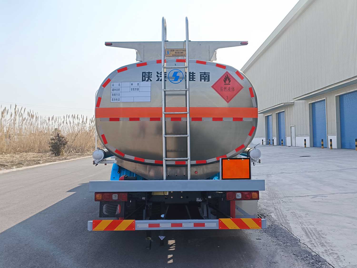 陜汽牌SHN5321GYYMB6266鋁合金運(yùn)油車公告圖片